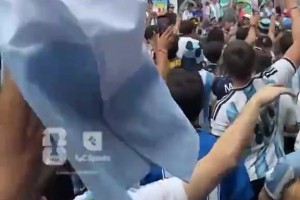得知法国输球后，阿根廷球迷高唱：为死去的法国默哀1分钟