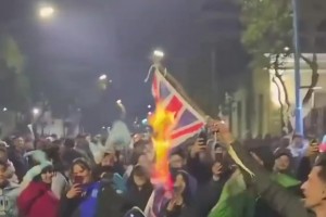 今晚打响半决赛！阿根廷球迷焚烧英国国旗