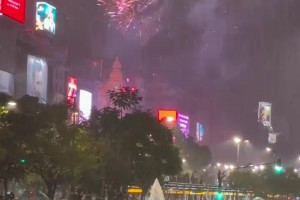 大雨也浇灭不了热情！阿根廷街头球迷疯狂庆祝