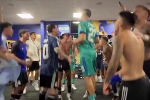 阿根廷更衣室庆祝晋级决赛！梅西放声高歌蹦跳狂欢！