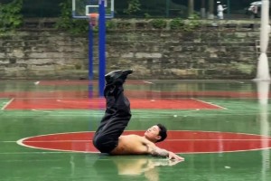 背后是抹了精油？这哥们怎么可以在篮球场滑这么远？
